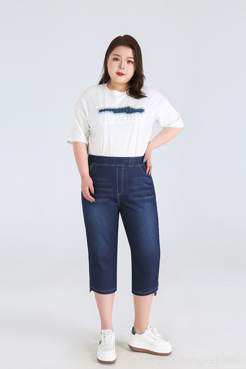 Frau in weißem T-Shirt und blauer Jeans-Caprihose, lässige Mode, Plus-Size-Bekleidung.