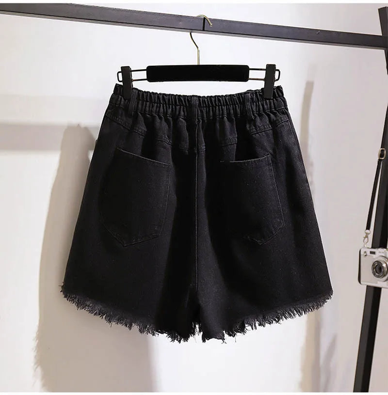 Schwarze Damen-Jeansshorts mit Fransen, elastischer Bund, zwei Taschen, lässiger Sommerstil.