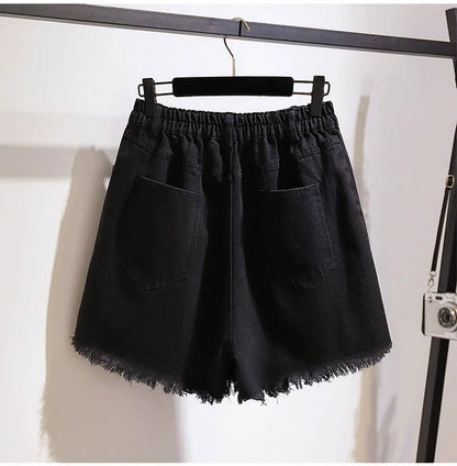 Schwarze Damen-Jeansshorts mit Fransen, elastischer Bund, zwei Taschen, lässiger Sommerstil.
