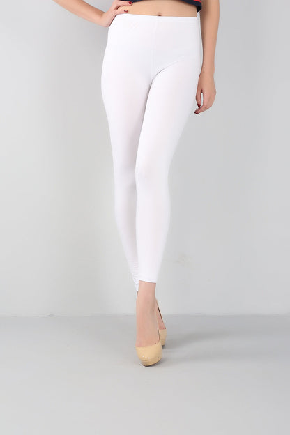 Weiße Damenleggings, elastisch, figurbetont, bequem, ideal für Sport und Freizeit.