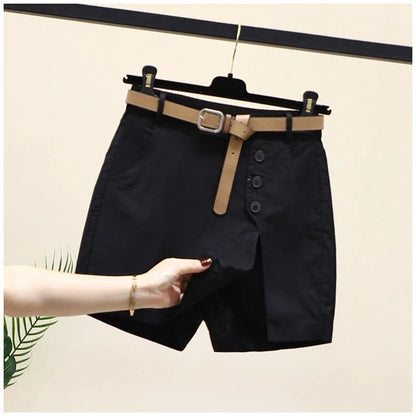 Schwarze Damen-Shorts mit braunem Gürtel, Knopfleiste, Sommermode, Freizeitkleidung.