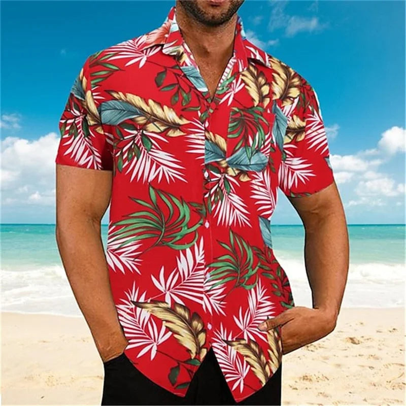 Mann in rotem Hawaiihemd mit tropischem Muster am Strand, Sommermode, Kurzarmhemd.