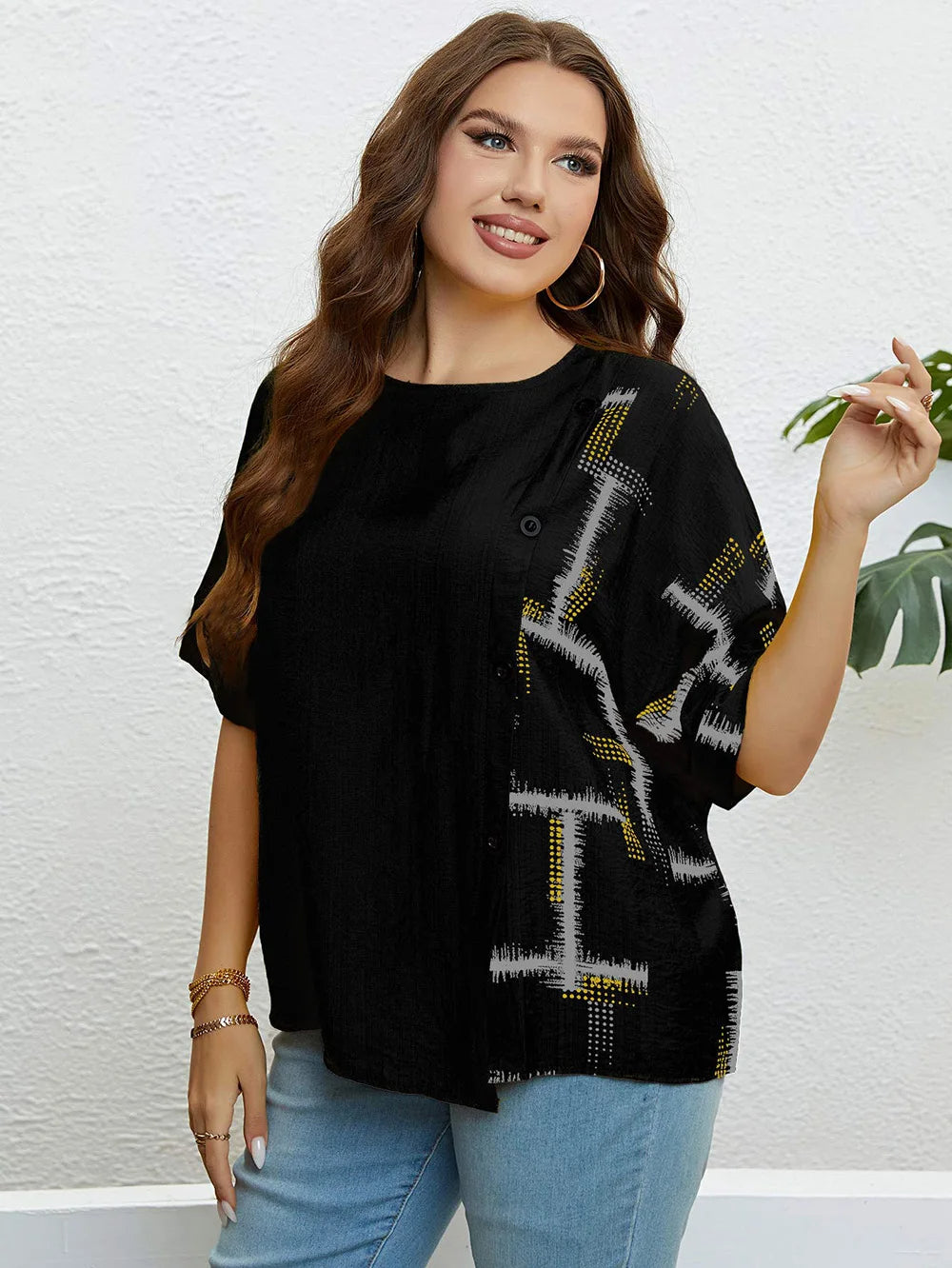 Frau in schwarzer Bluse mit abstraktem Muster, lässige Mode, Damenbekleidung, Sommeroutfit.
