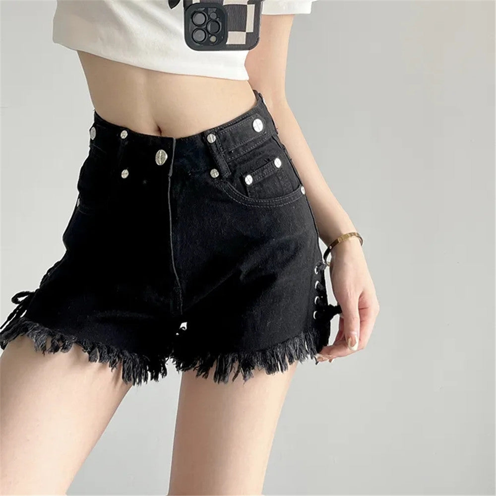 Frau in schwarzen Jeansshorts mit Fransen, hoher Taille, Knöpfen, modisch, Sommerkleidung.