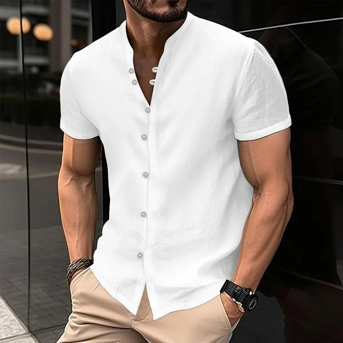 Mann in weißem Leinenhemd, kurzärmelig, modern, lässig, Sommermode, Herrenbekleidung.