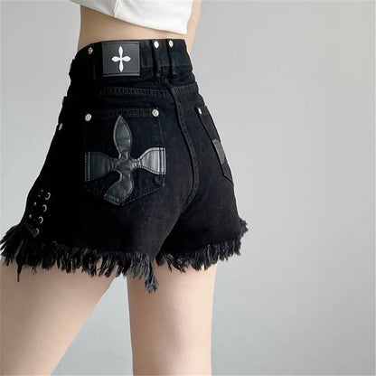 Schwarze Damen-Jeansshorts mit Fransen, hoher Taille und Kreuzmuster auf der Gesäßtasche.