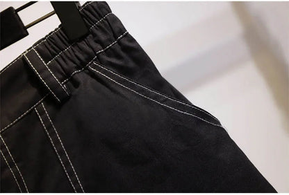 Schwarze Hose mit weißen Nähten, elastischer Bund, Baumwolle, lässig, Herrenmode.