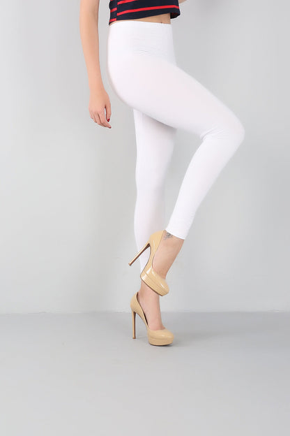 Frau in weißen Leggings und beigen High Heels, Mode, Damenbekleidung, eleganter Stil.