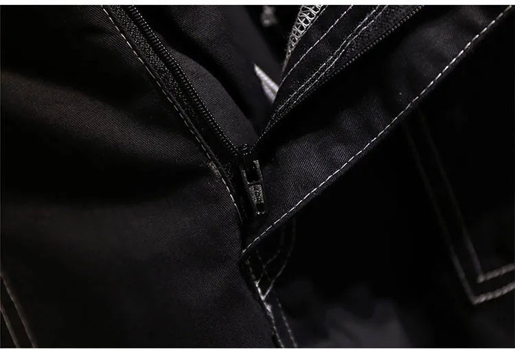 Schwarze Jacke mit Reißverschluss, Nahaufnahme, hochwertige Verarbeitung, modisches Design.