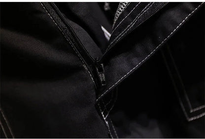Schwarze Jacke mit Reißverschluss, Nahaufnahme, hochwertige Verarbeitung, modisches Design.