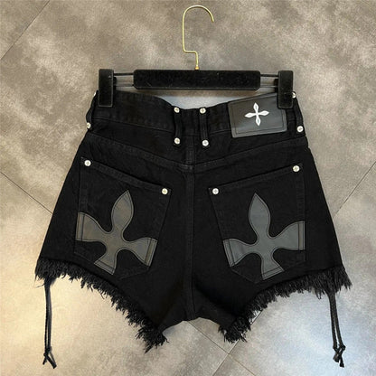 Schwarze Damen-Jeansshorts mit Fransen, Lederdetails, Taschen, modisch, Sommermode.