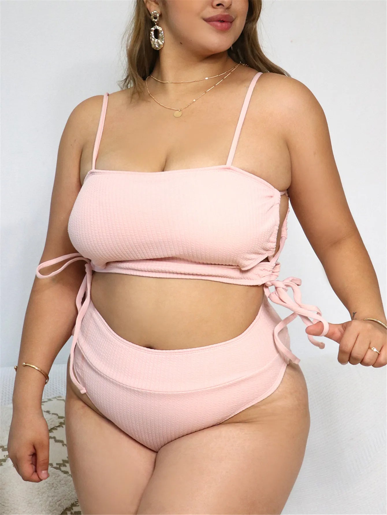 Frau in rosa Bikini-Set, Plus-Size, Rippstoff, Sommermode, Strandbekleidung.