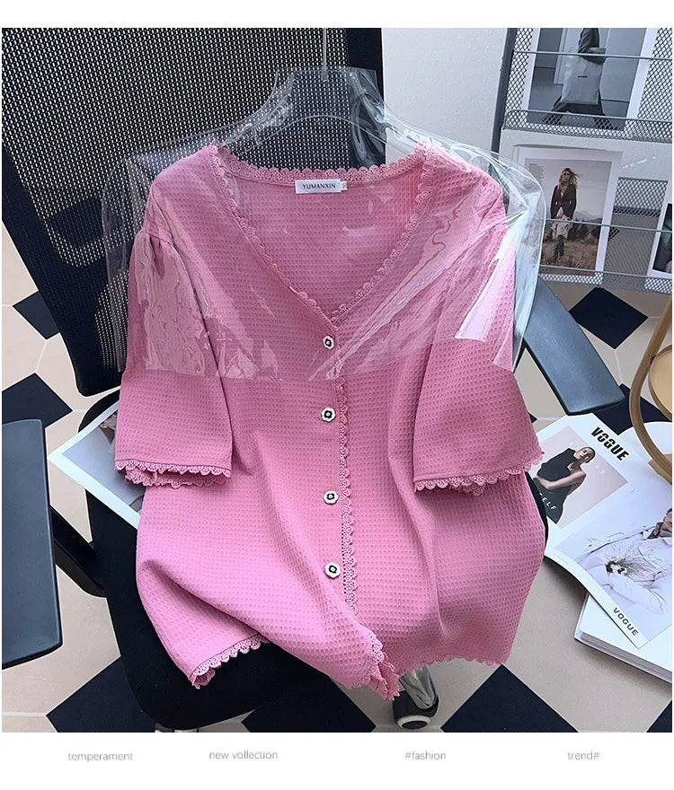 Rosa Damenbluse mit Knöpfen, V-Ausschnitt, Spitzenbesatz, auf Bürostuhl, modisch, elegant.