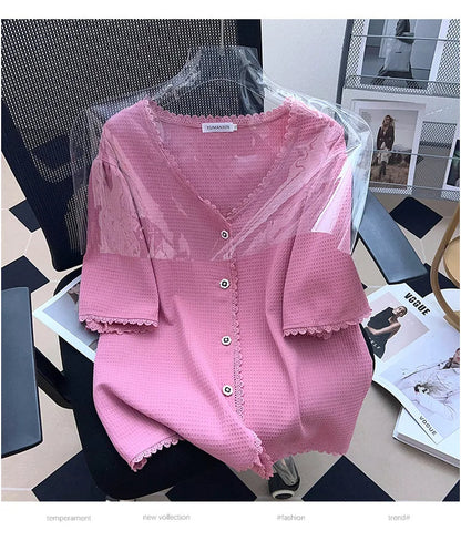 Rosa Damenbluse mit Knöpfen, V-Ausschnitt, Spitzenbesatz, auf Bürostuhl, modisch, elegant.