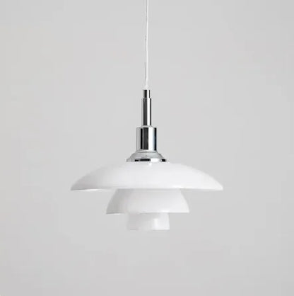 Weiße Pendelleuchte aus Metall und Glas, modernes Design, Innenbeleuchtung, skandinavischer Stil.