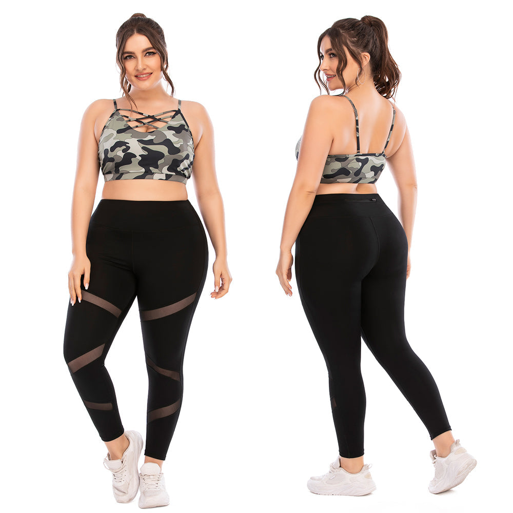 Damen Sport-BH Camouflage und schwarze Leggings mit Mesh-Einsätzen, Fitnessmode, Plus-Size.