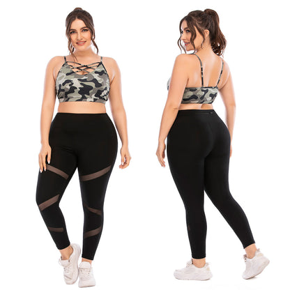 Damen Sport-BH Camouflage und schwarze Leggings mit Mesh-Einsätzen, Fitnessmode, Plus-Size.