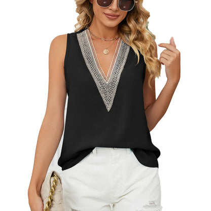 Frau in schwarzem ärmellosen Top mit V-Ausschnitt und Spitze, weiße Shorts, Sonnenbrille.