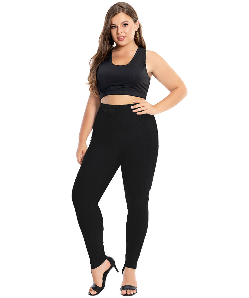 Frau in schwarzem Sport-BH und Leggings, Plus-Size-Mode, Fitnessbekleidung, bequem, elastisch.