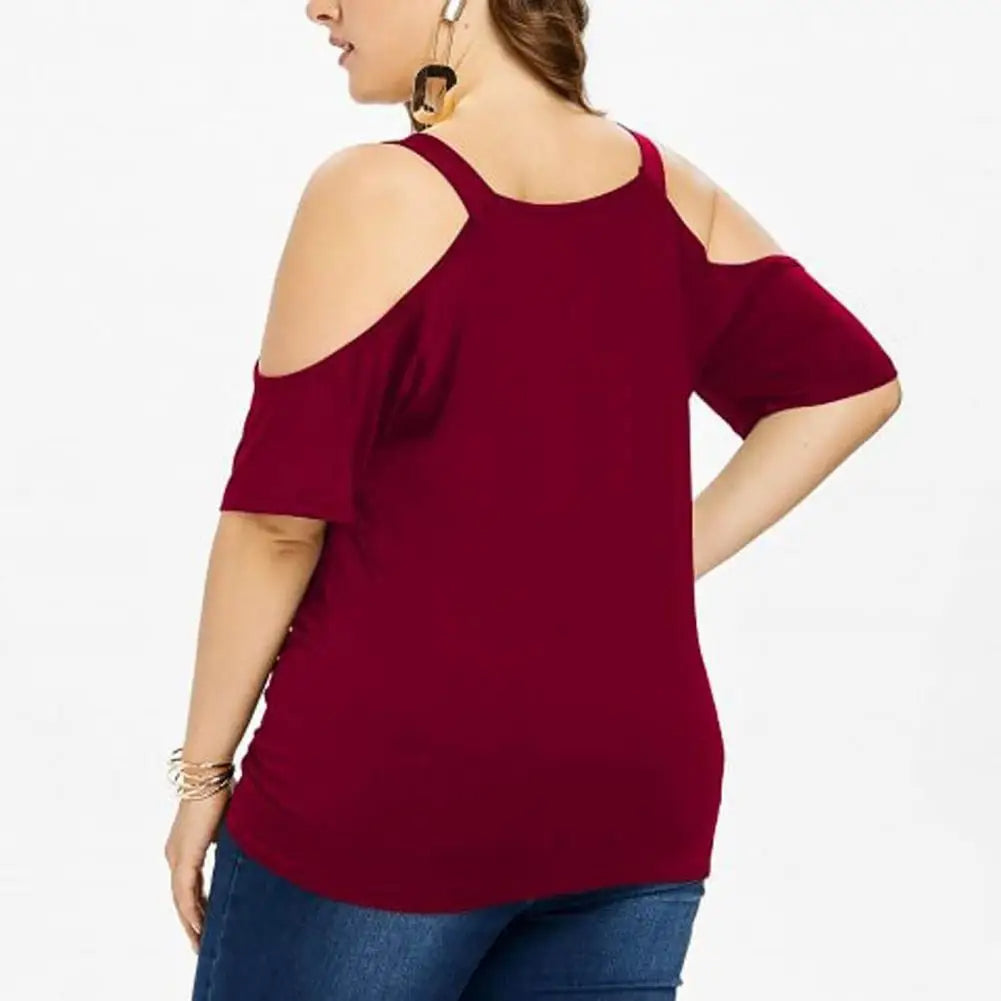 Frau in rotem Cold-Shoulder-Top, Plus-Size, lässig, modisch, Damenmode, Rückansicht.