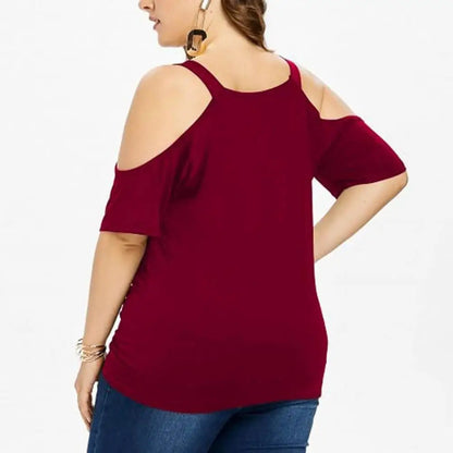 Frau in rotem Cold-Shoulder-Top, Plus-Size, lässig, modisch, Damenmode, Rückansicht.