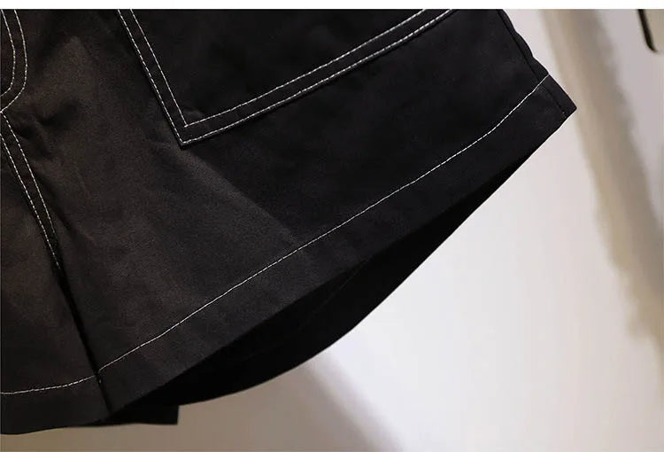 Schwarzer Jeansrock mit weißen Nähten, Nahaufnahme, modisch, Damenbekleidung, Detailansicht.