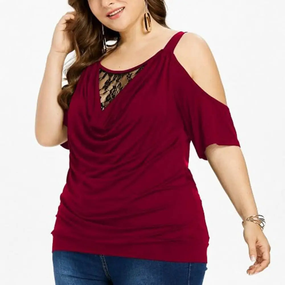 Frau in rotem Cold-Shoulder-Top mit Spitzenbesatz, lässige Mode, Plus-Size, Jeans.
