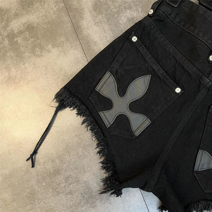 Schwarze Jeans-Shorts mit Fransen, Kreuz-Design, Damenmode, lässig, trendig, Sommerkleidung.