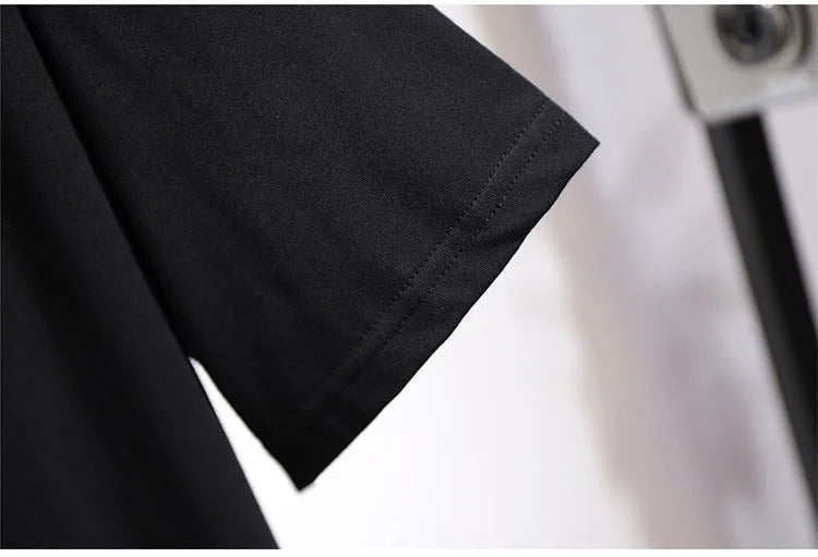 Schwarzes T-Shirt aus Baumwolle, Nahaufnahme Ärmel, modisch, hochwertig, bequem.
