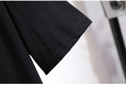 Schwarzes T-Shirt aus Baumwolle, Nahaufnahme Ärmel, modisch, hochwertig, bequem.