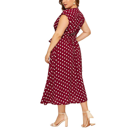 Frau in rotem gepunktetem Kleid, ärmellos, knielang, elegantes Design, Sommermode.