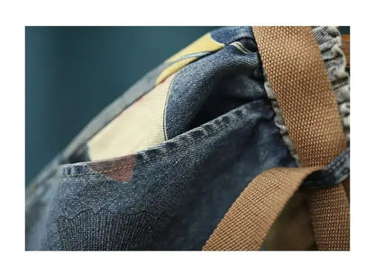 Nahaufnahme einer blauen Jeans-Tasche mit braunem Kordelzug, modisch und robust.