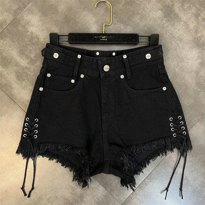 Schwarze Damen-Jeansshorts mit Fransen und Schnürung, modisch, lässig, Sommermode.