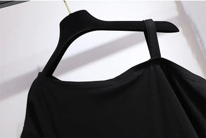 Schwarzes Damenkleid auf Kleiderbügel, elegantes Design, schulterfrei, aus Baumwolle.