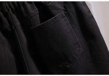 Schwarze Jeans mit Tasche, Baumwolle, modisch, robust, Freizeitkleidung, Detailansicht.