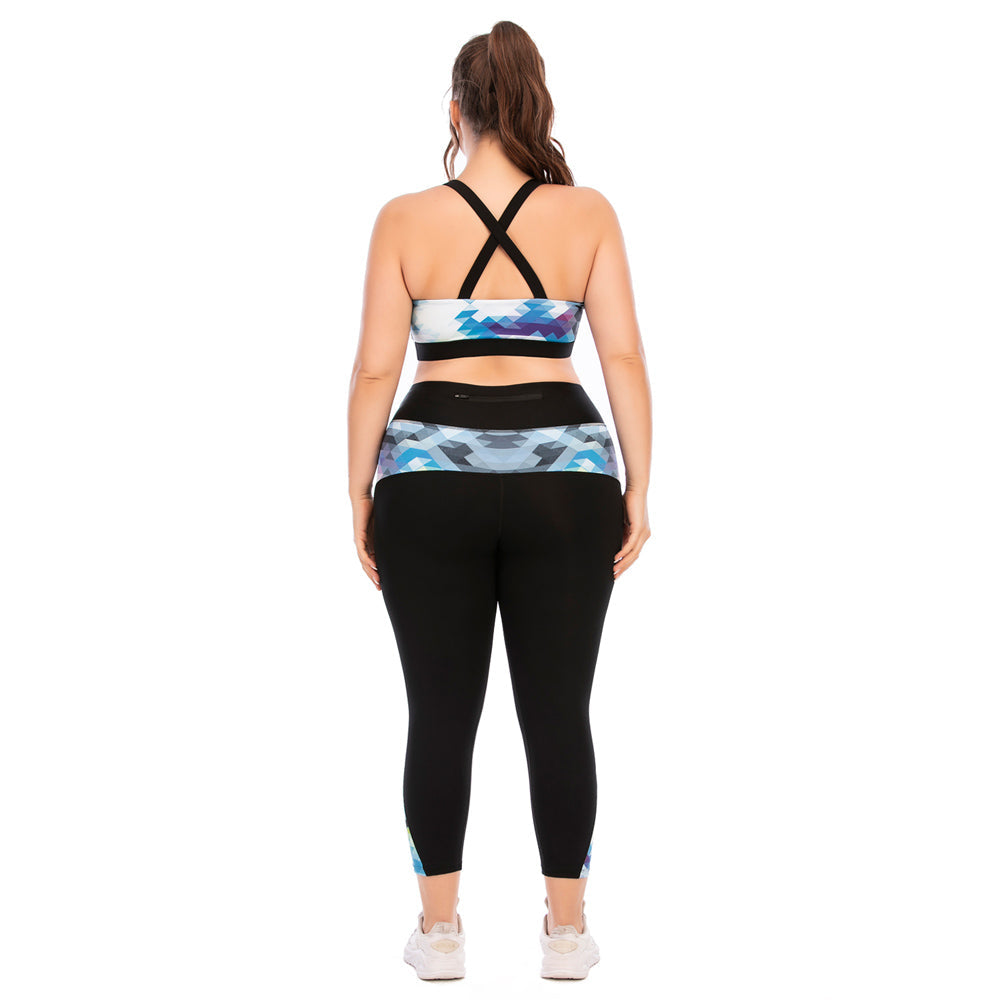 Frau in bunter Sportbekleidung, Leggings und Sport-BH, Rückansicht, Fitnessmode, Plus-Size.