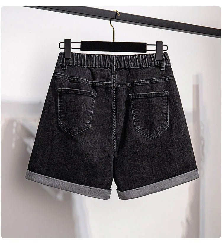 Schwarze Jeansshorts aus Denim mit umgeschlagenem Saum, elastischem Bund und Gesäßtaschen.