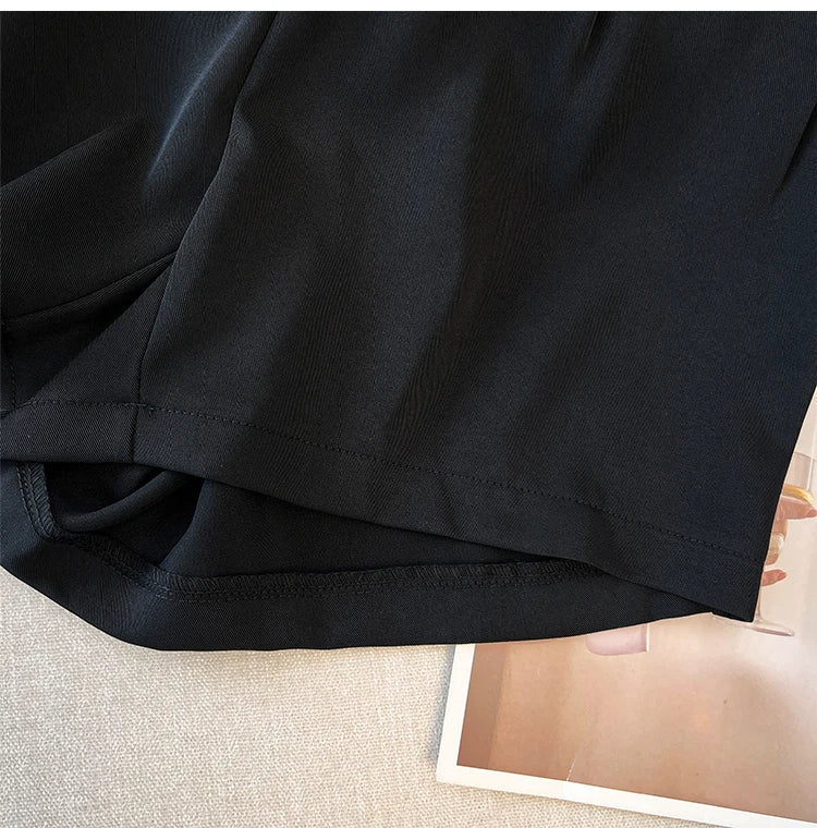Schwarze Sportshorts aus Polyester, Nahaufnahme, atmungsaktiv, ideal für Fitness und Laufen.