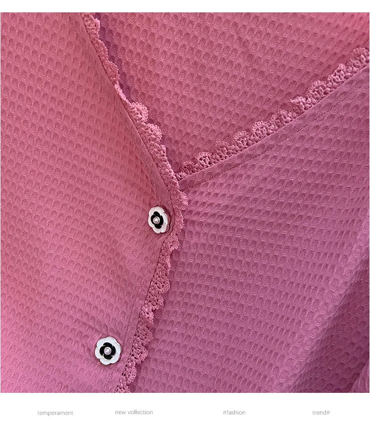 Rosa Damenbluse mit Spitzenbesatz und Knöpfen, elegante Mode, neue Kollektion.