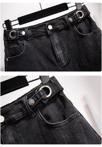 Schwarze Damenjeans mit silbernen Ösen, hoher Bund, modisch, robustes Denim-Material.