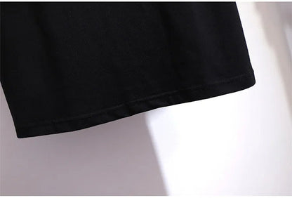 Schwarzes Baumwoll-T-Shirt, Nahaufnahme, weicher Stoff, modisch, lässig, hochwertig.