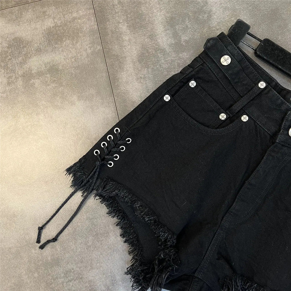Schwarze Jeans-Shorts mit Fransen, Nieten und Schnürung, Damenmode, lässiger Stil.