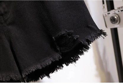 Schwarze Jeansshorts mit ausgefranstem Saum, modisch, lässig, Damenbekleidung.
