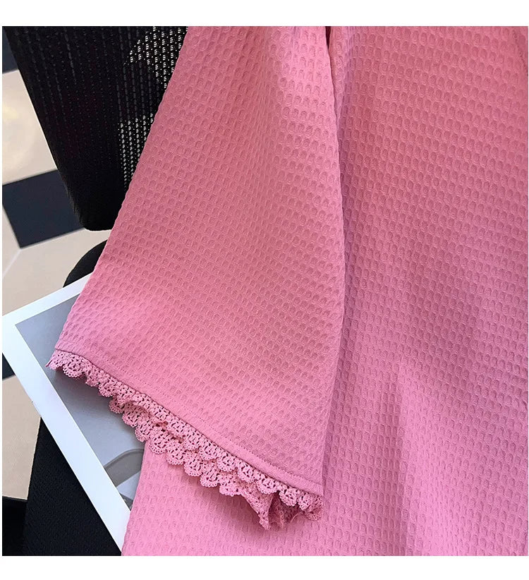 Rosa Waffelpikee-Decke mit Spitzenrand, weiches Baumwollmaterial, gemütliche Wohntextilien.