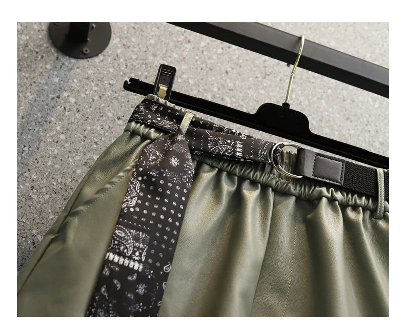 Grüne Satin-Hose mit schwarzem Bandana-Muster-Gürtel, modisch, elegant, Damenbekleidung.