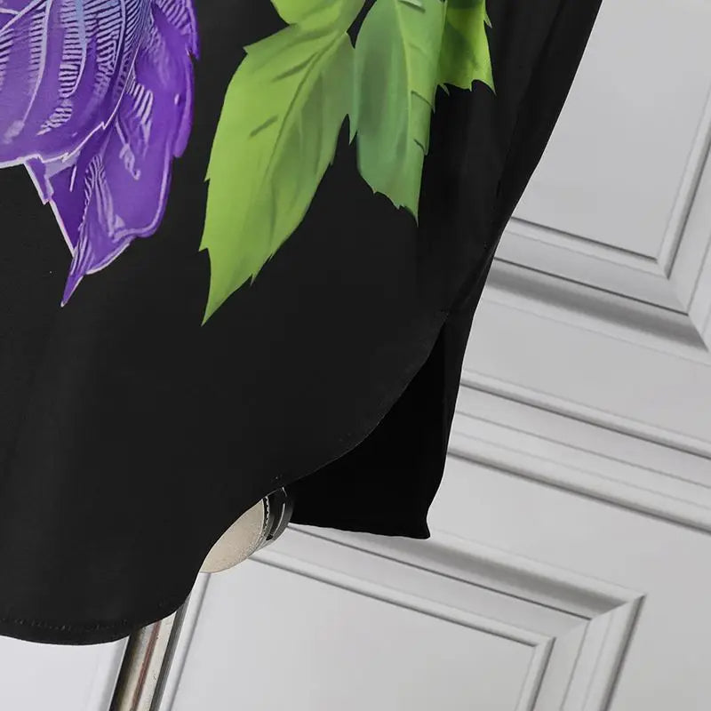 Schwarzes Kleid mit lila Blumenmuster, elegantes Design, Damenmode, Sommerkleidung.