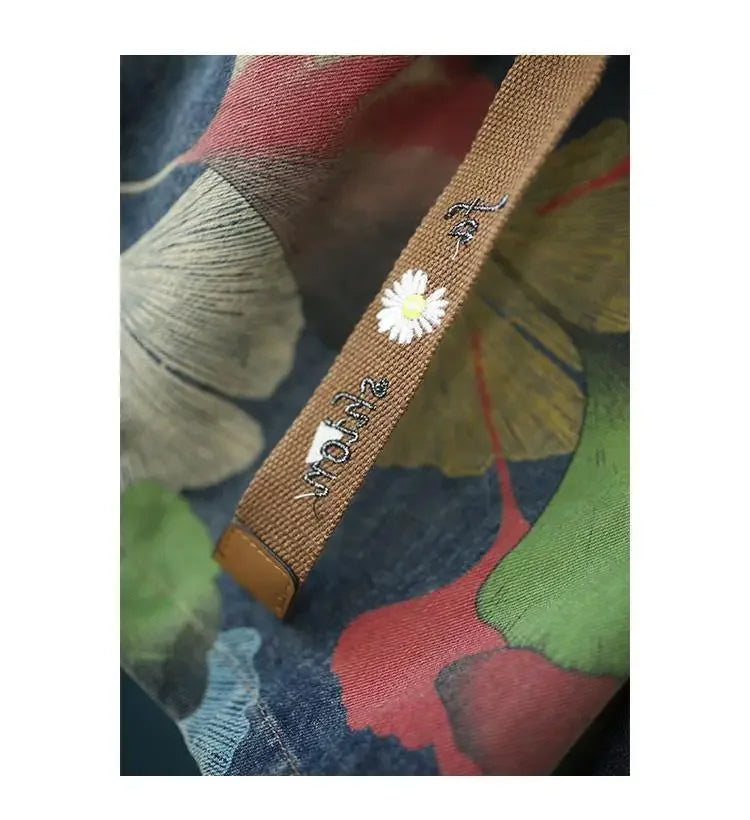 Bestickter Stoffbeutel mit Blumenmuster, brauner Träger, nachhaltige Mode, Damenaccessoire.