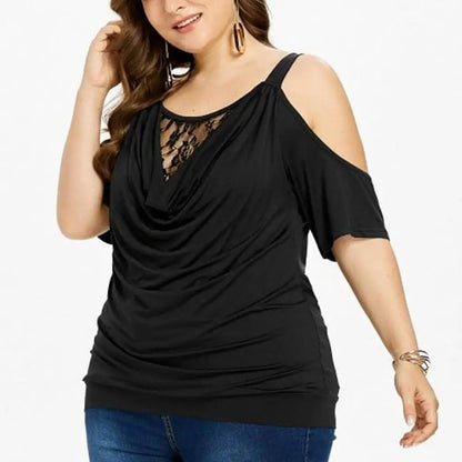 Frau in schwarzer, schulterfreier Bluse mit Spitzenbesatz, lässige Mode, Plus-Size, Damenbekleidung.