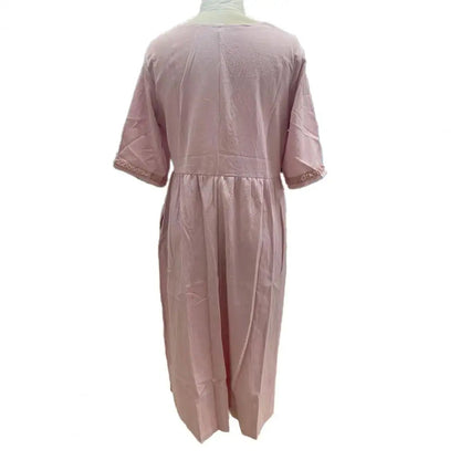 Rosa Damenkleid aus Baumwolle, knielang, mit kurzen Ärmeln, elegantes Design, Rückansicht.