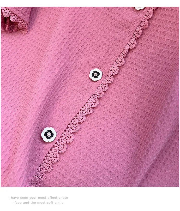 Rosa Bluse mit Spitzenbesatz und Blumenknöpfen, Waffelstruktur, Damenmode.